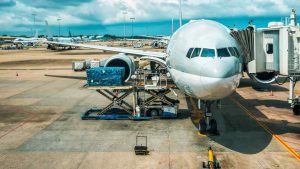 Aereo su pista aeroportuale durante i preparativi per il decollo