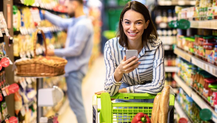 Ragazza fa la spesa presso un discount