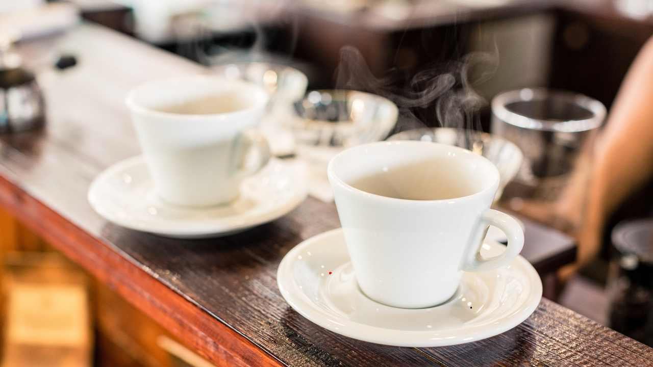 L'acqua con il caffè - fonte_Canva - jobsnews.it