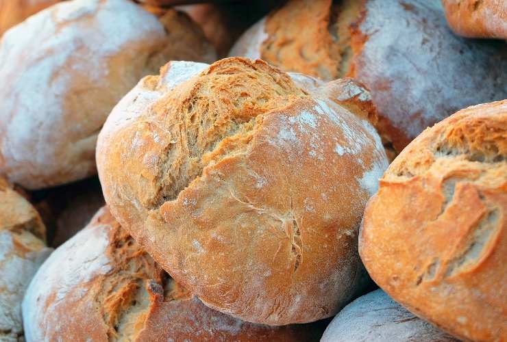 Scongelare il pane con poco