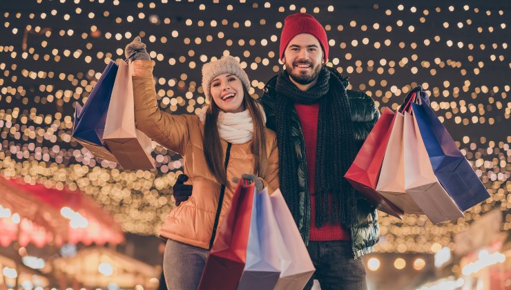 Coppia di sposi fa shopping sotto Natale