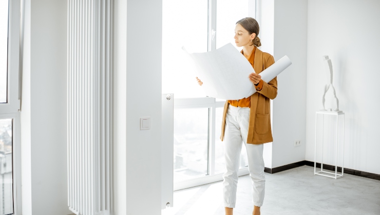 Architetto donna mentre studia l'interno di una abitazione