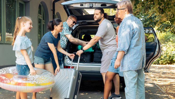 Alcune persone caricano l'auto per le vacanze.