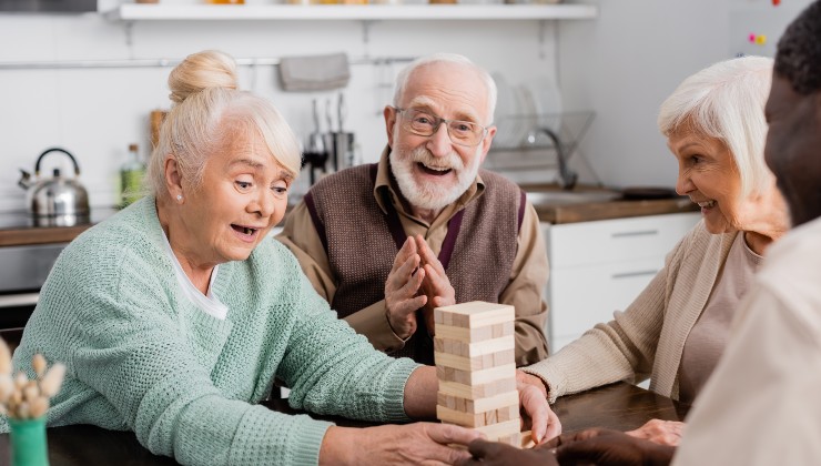 Amici pensionati giocano fra sé