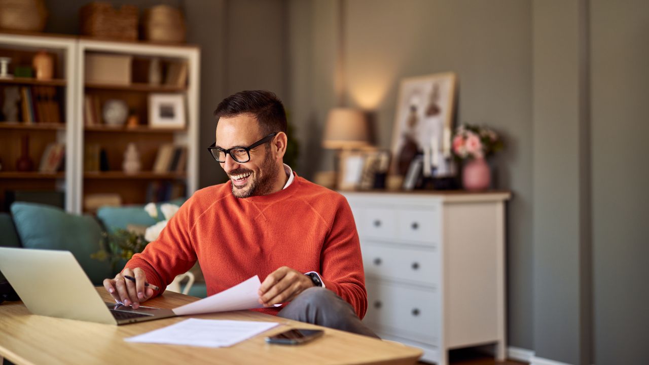 Lavoratore autonomo sorride davanti al proprio laptop