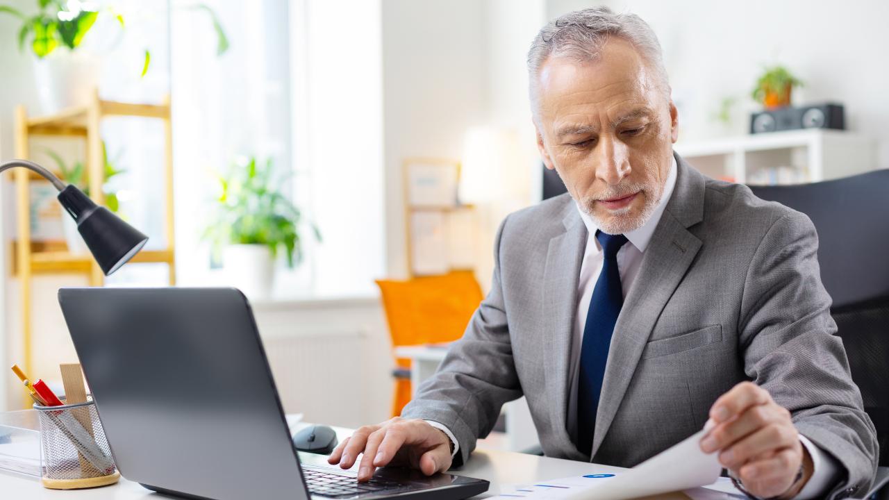 Uomo di una certa età concentrato sul proprio lavoro