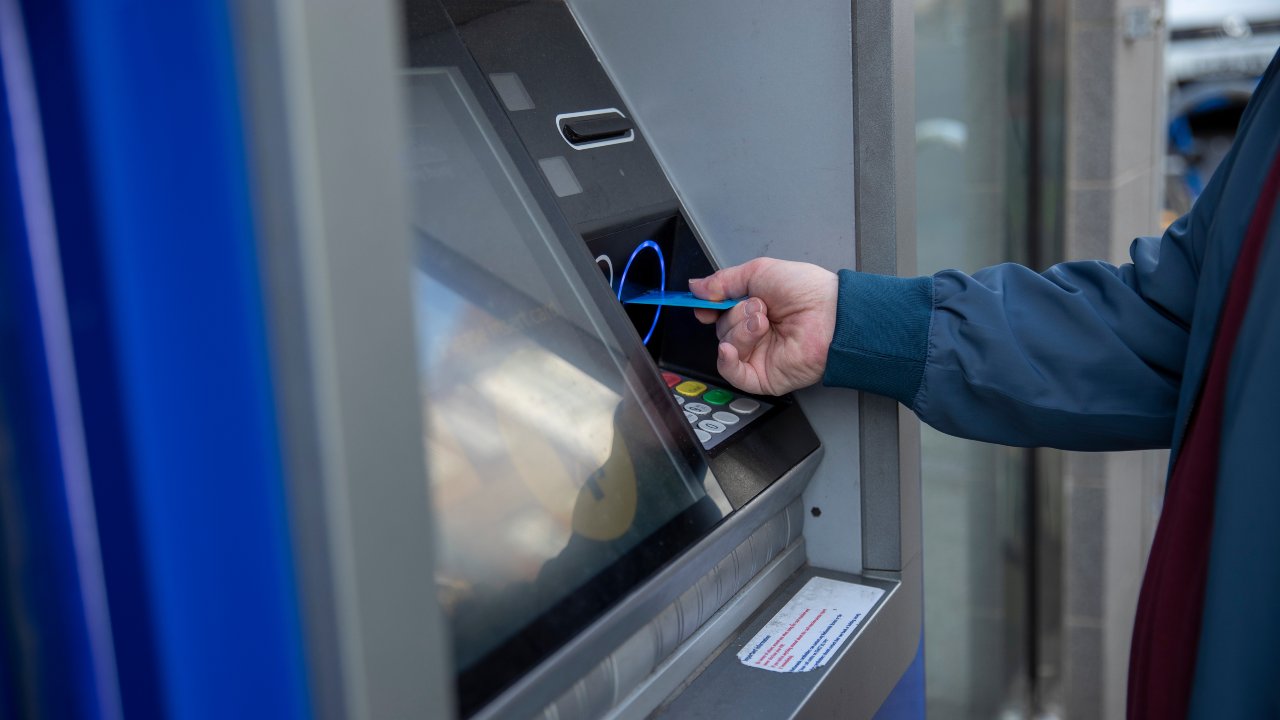 Sportello ATM: utente usa il bancomat