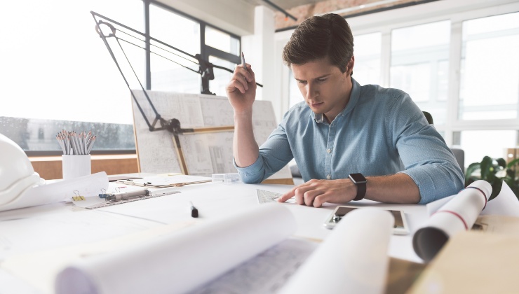 Architetto impegnato nel suo lavoro