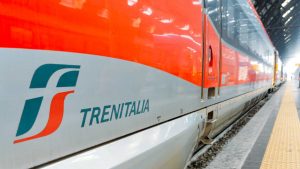 Trenitalia-in-una-stazione-ferroviaria-JobsNews.it