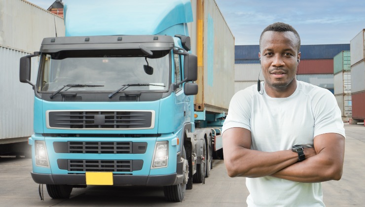 Autista di colore con il suo truck