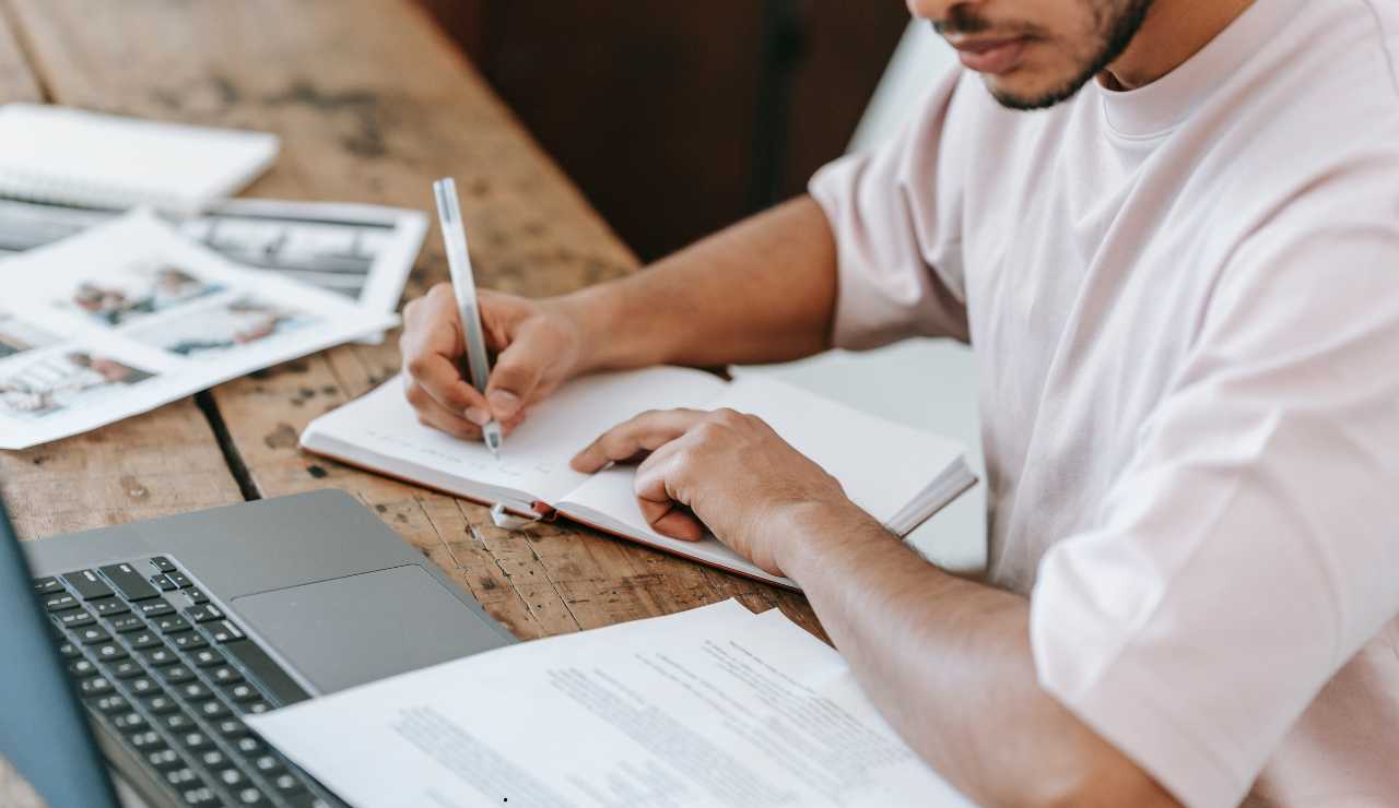 Lavoro e pausa pranzo - fonte_canva - jobsnews.it