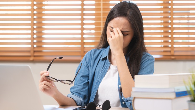 Ragazza lavoratrice si stropiccia gli occhi stanca