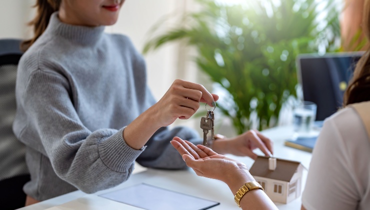 Agente immobiliare consegna le chiavi di casa ad una ragazza