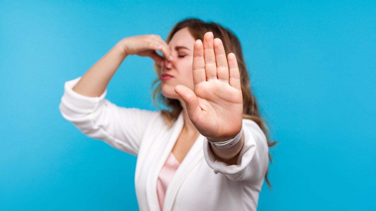 Ragazza si tura il naso per non sentire un cattivo odore